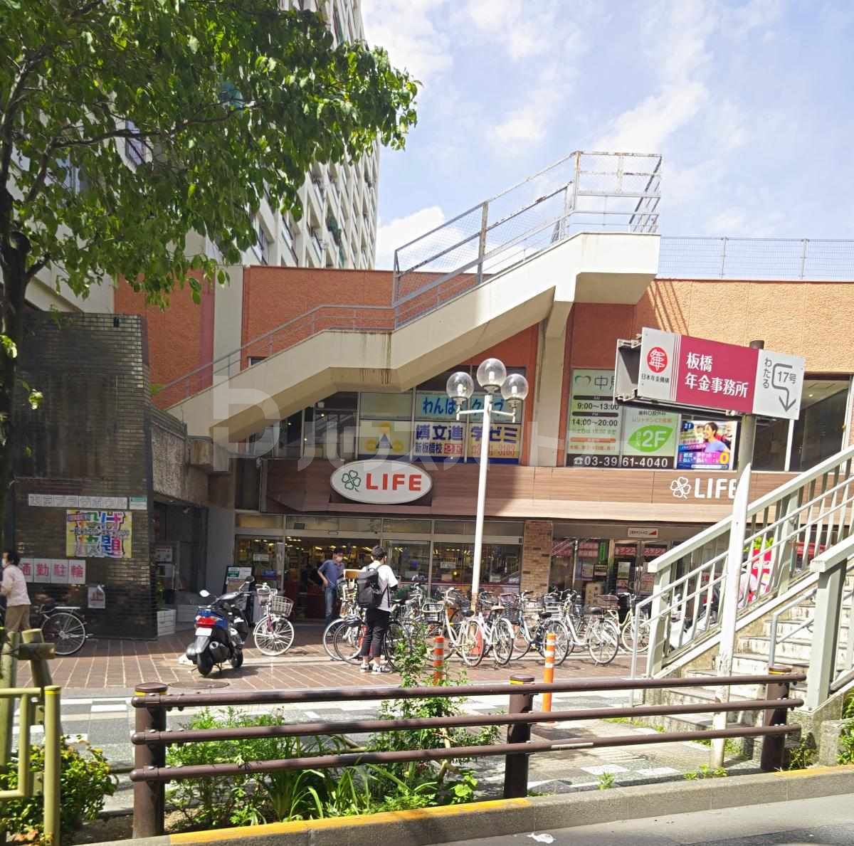 ライフ板橋店 徒歩2分。 150m ライフ板橋店 徒歩2分。 150m