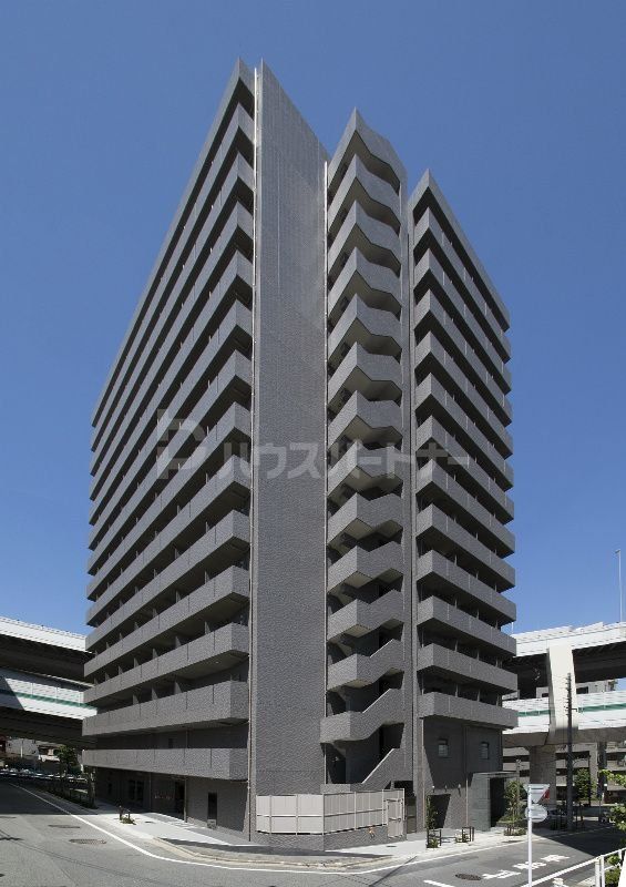 ルーブル板橋区役所前の外観