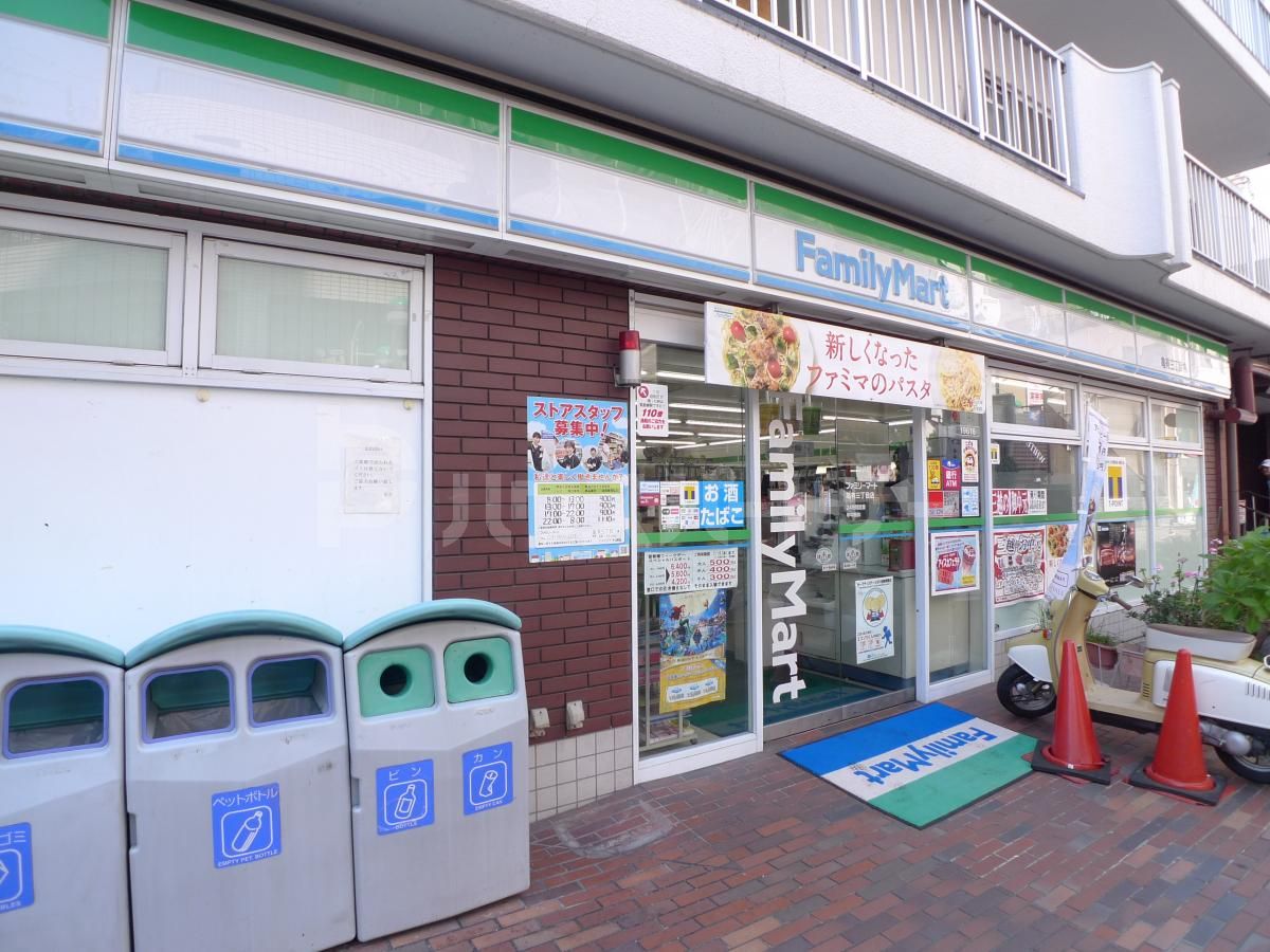 ファミリーマート亀有三丁目店 徒歩1分。 80m ファミリーマート亀有三丁目店 徒歩1分。 80m