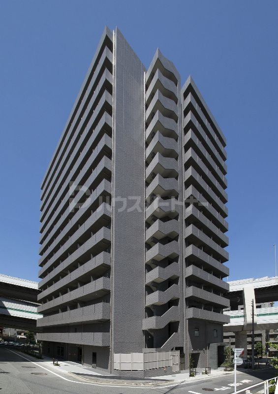 ルーブル板橋区役所前の外観