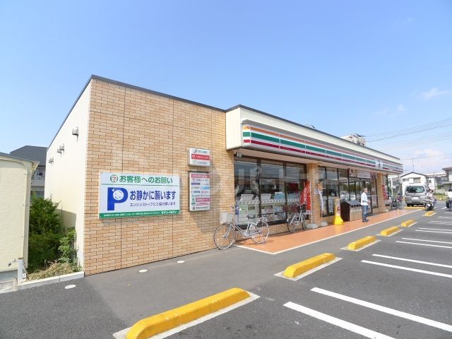 セブンイレブン足立六町1丁目店 徒歩3分。 190m セブンイレブン足立六町1丁目店 徒歩3分。 190m