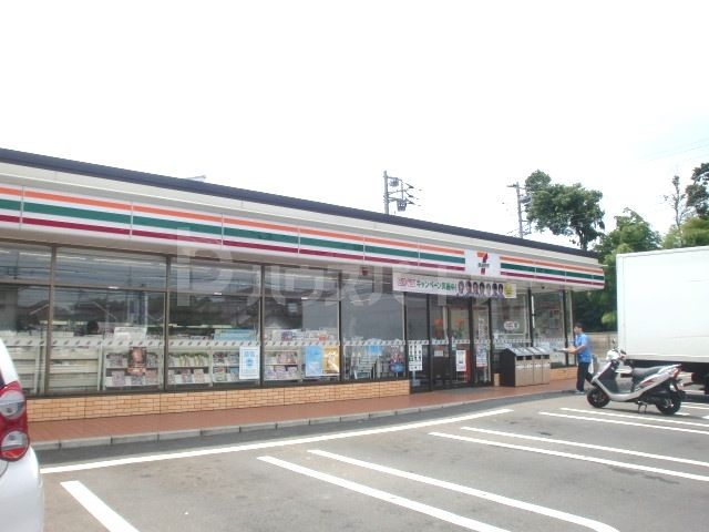 セブン-イレブン 柏豊四季南店(名都借入口) 徒歩13分。 980m セブン-イレブン 柏豊四季南店(名都借入口) 徒歩13分。 980m