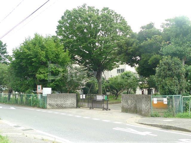 柏市立高田小学校 徒歩7分。 530m 柏市立高田小学校 徒歩7分。 530m
