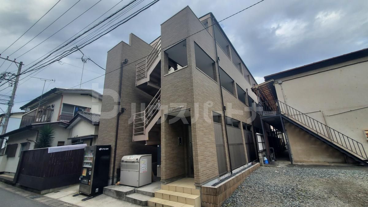 Royal Court 下総中山の外観
