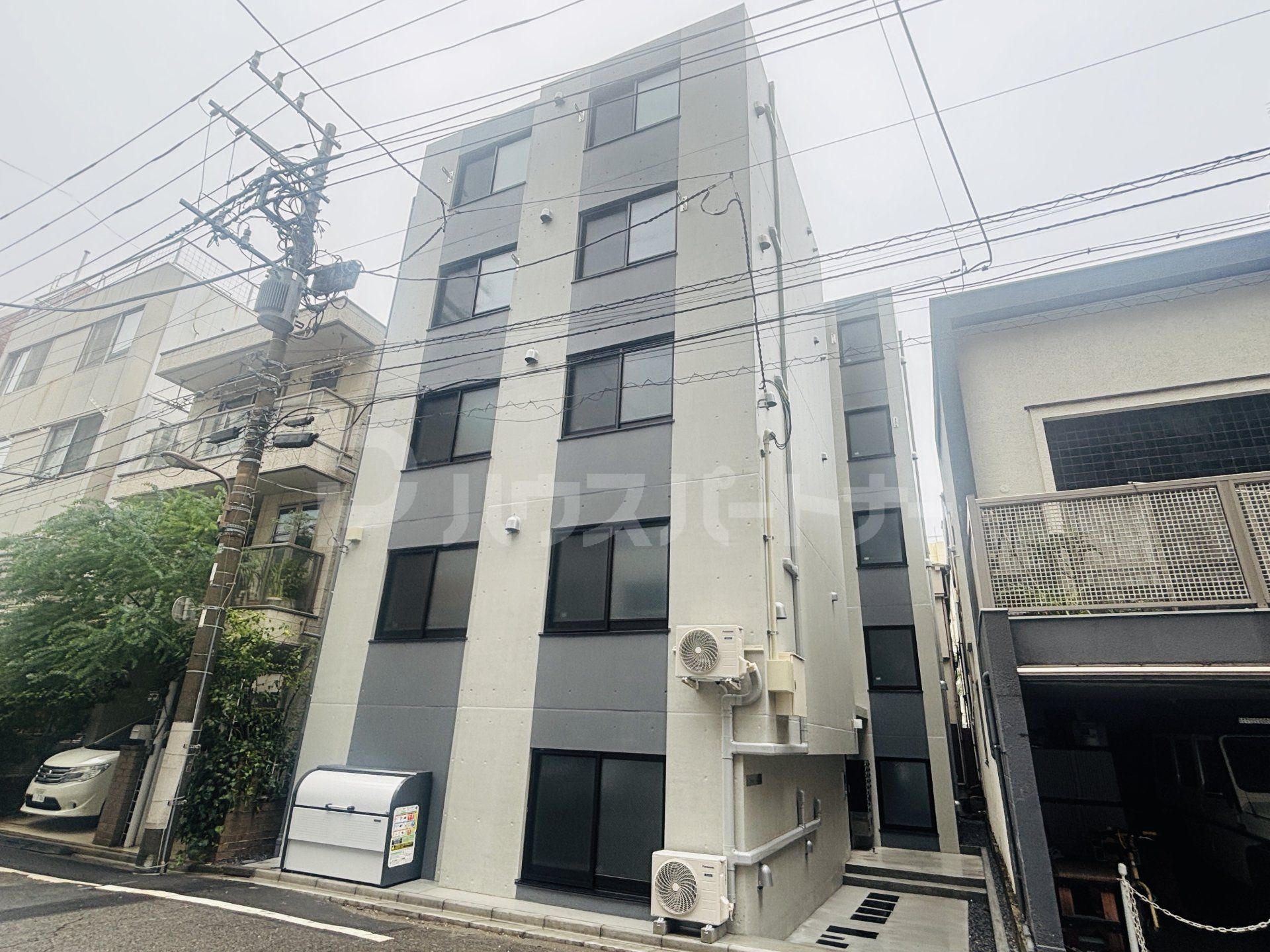 Latias日暮里の外観