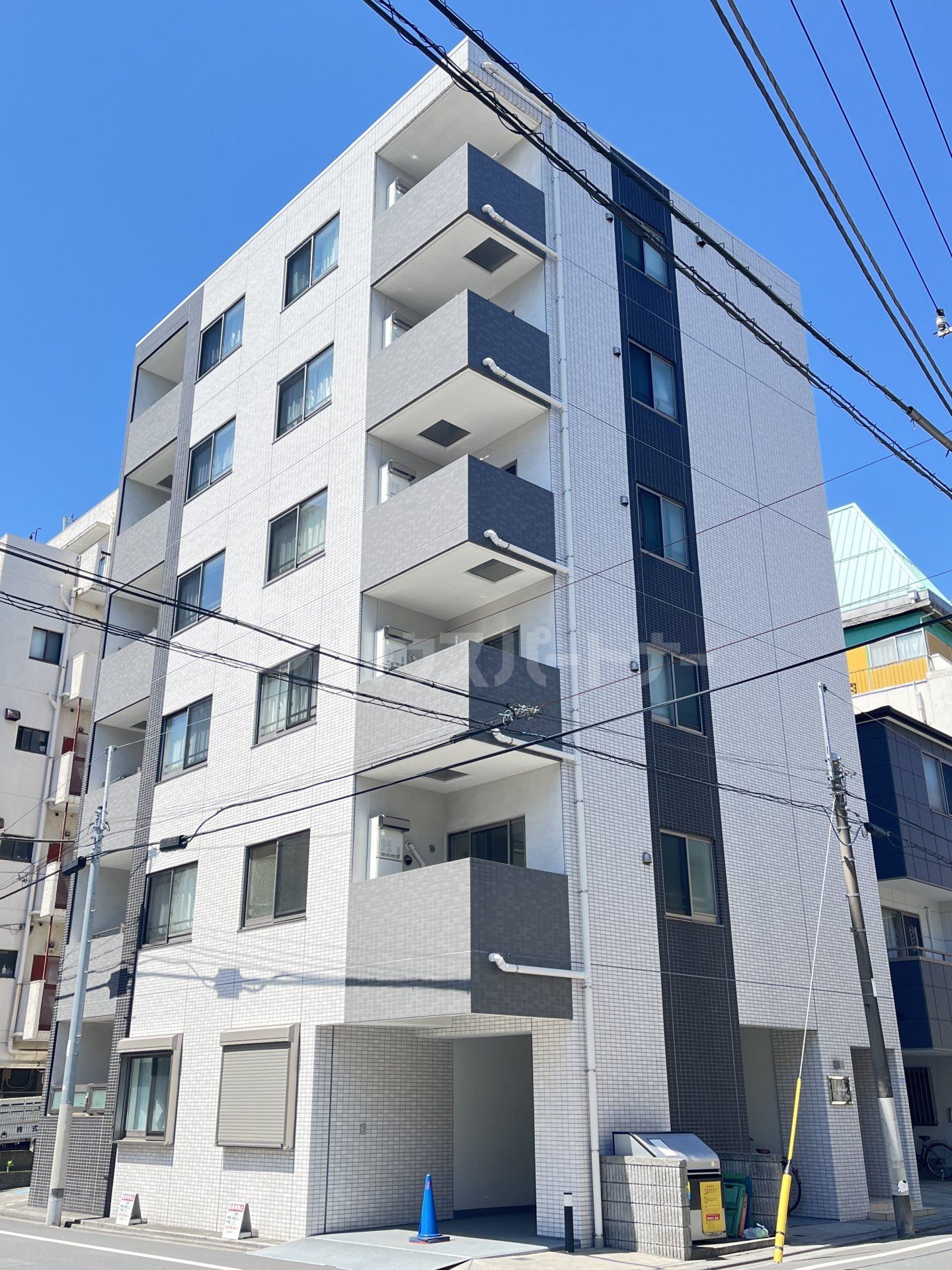 アドラストの外観