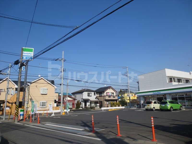 ファミリーマート 西原三丁目店 徒歩7分。 550m ファミリーマート 西原三丁目店 徒歩7分。 550m