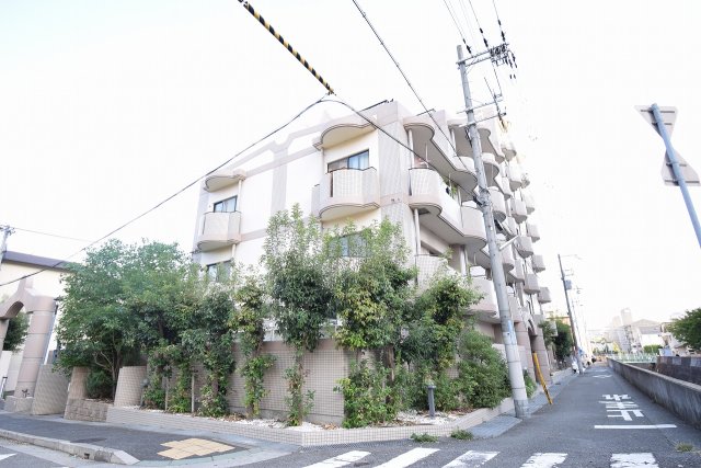 サンプラザ本山南の外観