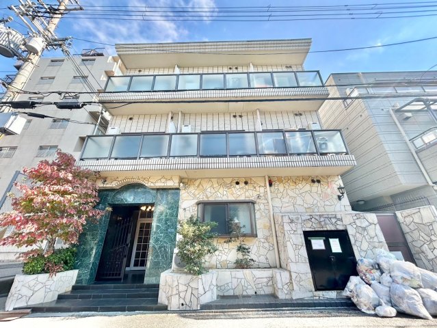 菱屋西ロイヤルハイツの外観