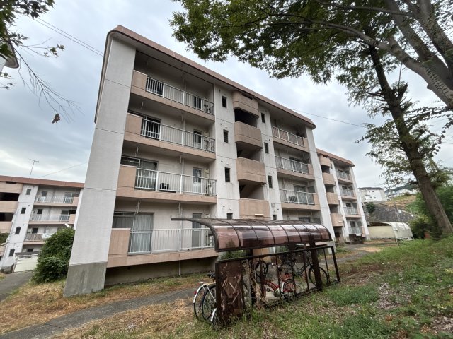 三室山コープタウン6号棟の外観