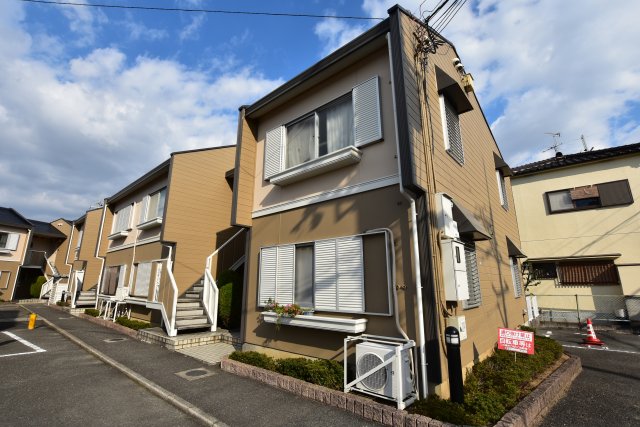 ドミール島泉C棟の外観