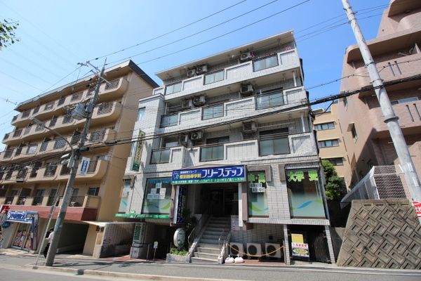 プラザカワバタの外観