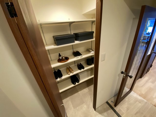 モデルルームの為入居時には家具、雑貨は撤去されます。