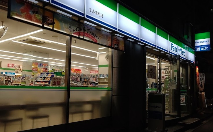 【コンビニエンスストア】ファミリーマート エル本町店まで129ｍ