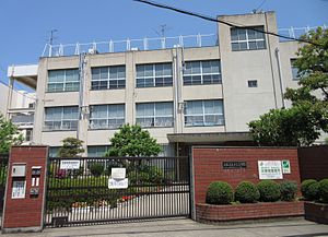 【中学校】大阪市立十三中学校まで738m 【中学校】大阪市立十三中学校まで738m