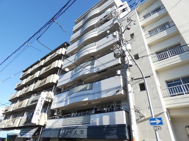 サンプラザ山坂の外観