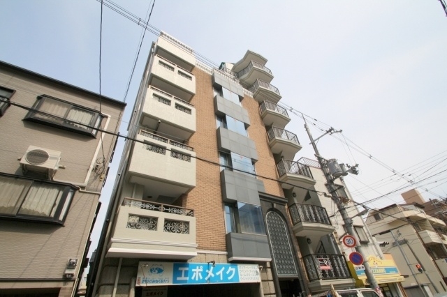 リトルハウス中央の外観