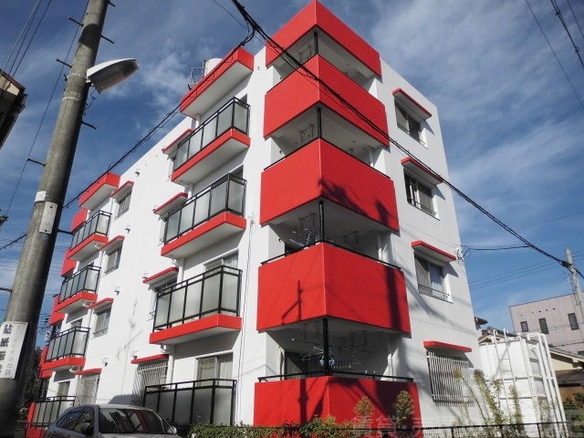 赤色が映える綺麗な外観です。