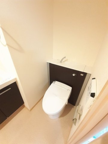 落ち着いた色調のトイレです 落ち着いた色調のトイレです