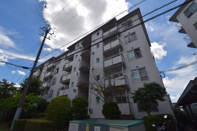 塚原台ハイツ10号棟の外観