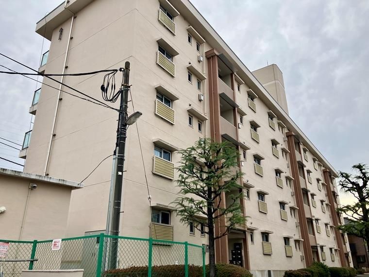 有馬南住宅１号棟の外観