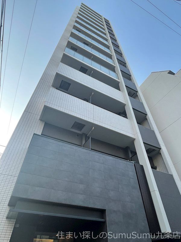 ファーストフィオーレ九条の外観