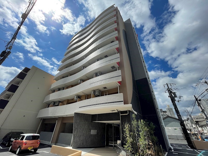 セレニテ三宮プリエの外観