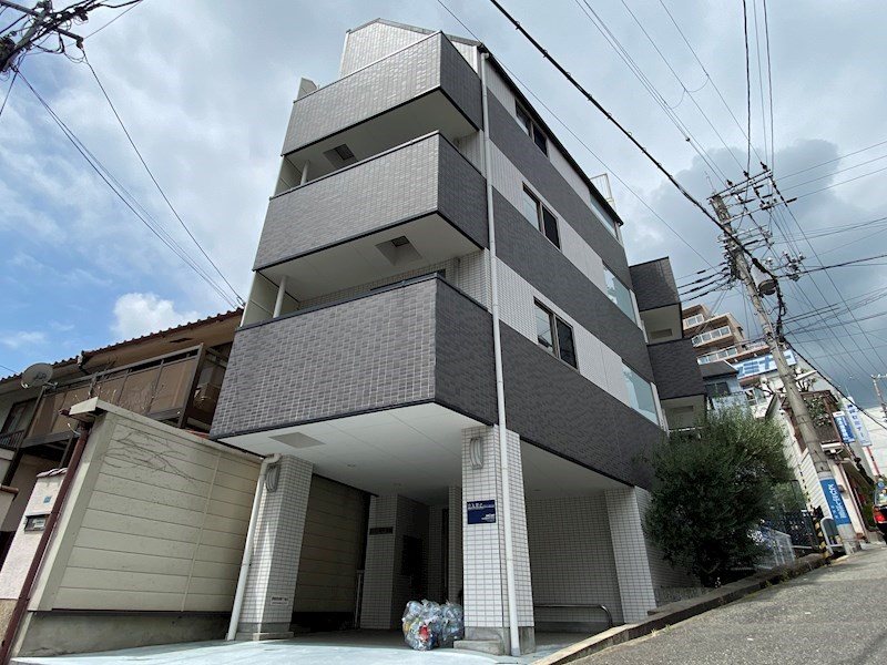 パイン神戸元町の外観