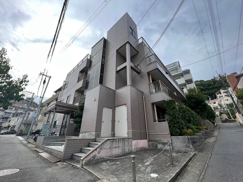 ロイヤルコート山本通の外観