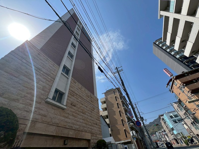 プレサンス三宮東アルバーナの外観