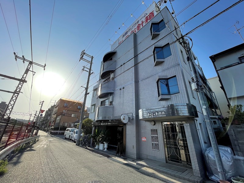 ファミーラ甲南の外観