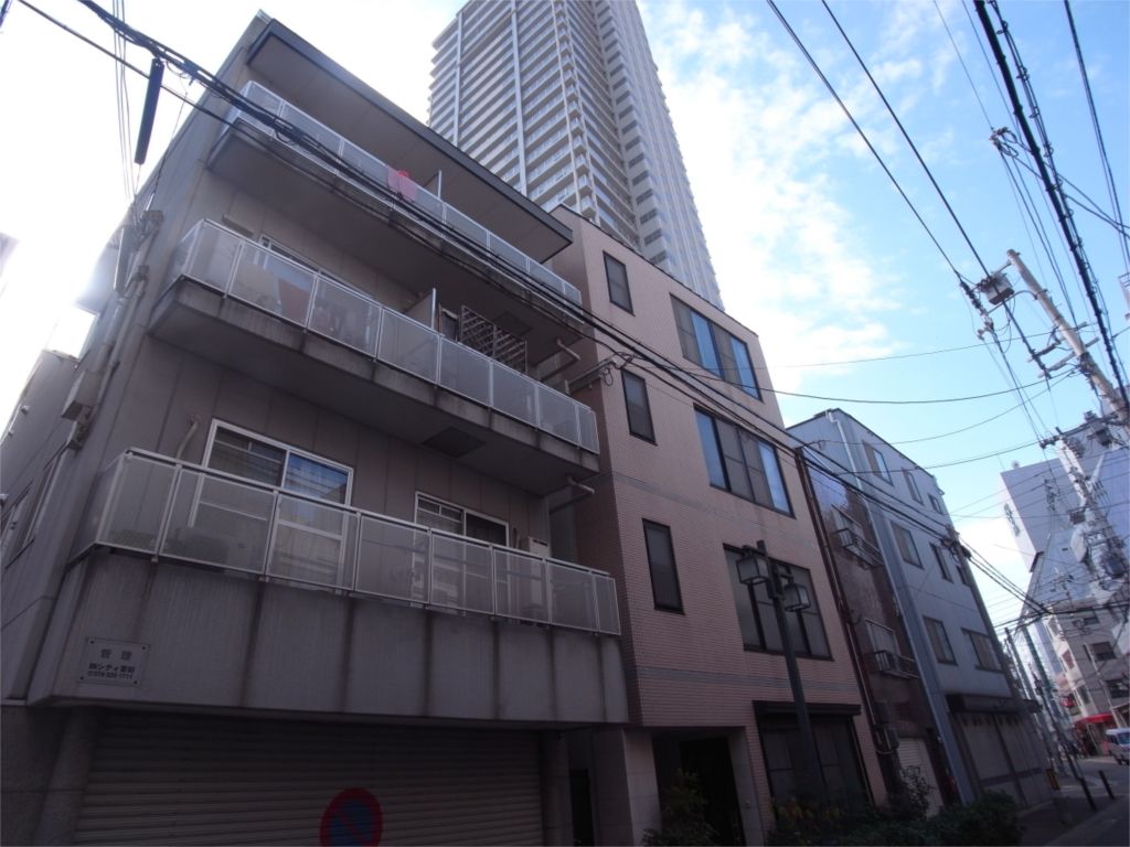 新井マンションの外観