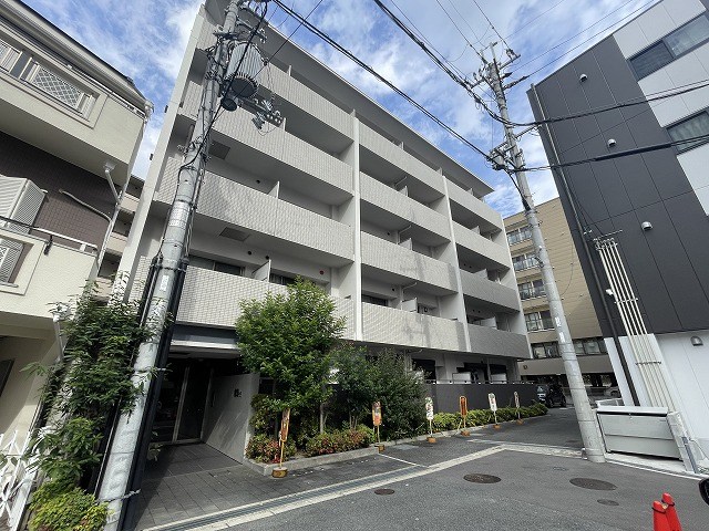 イー・ウエスト