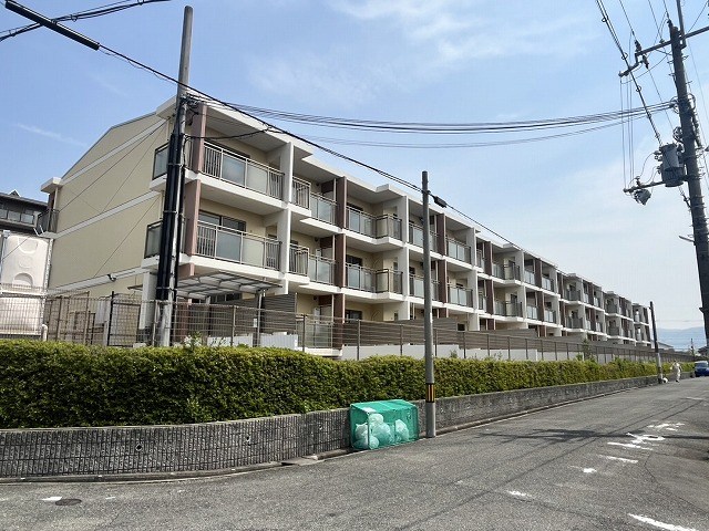 東香里野村マンションの外観